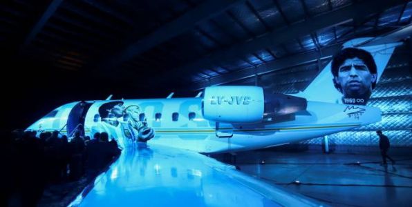 Un avion en hommage à Maradona, le "Tango D10S", dévoilé en Argentine