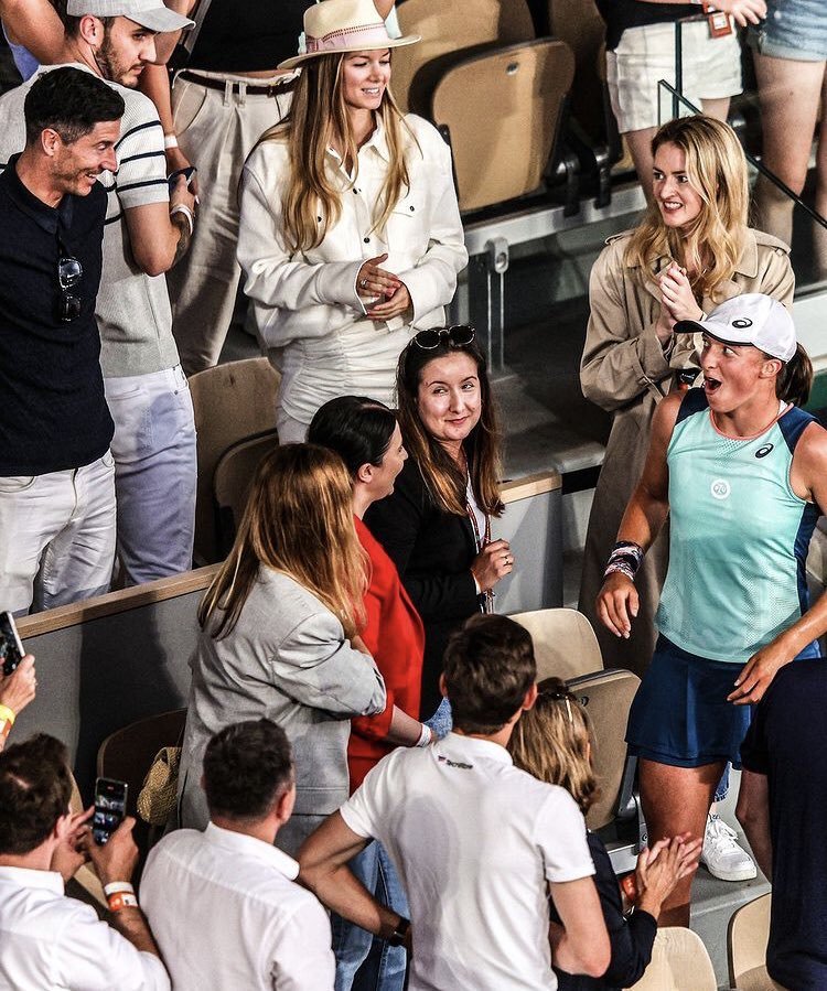 Finale féminine de Roland Garros : La Polonaise, Iga Swiatek, remporte le titre devant son compatriote Lewandowski admiratif