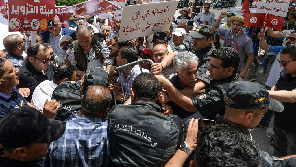 Tunisie : Heurts lors d'une manifestation contre le référendum