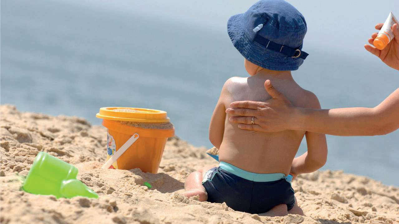 Crèmes solaires : plus dangereuses que le soleil ?