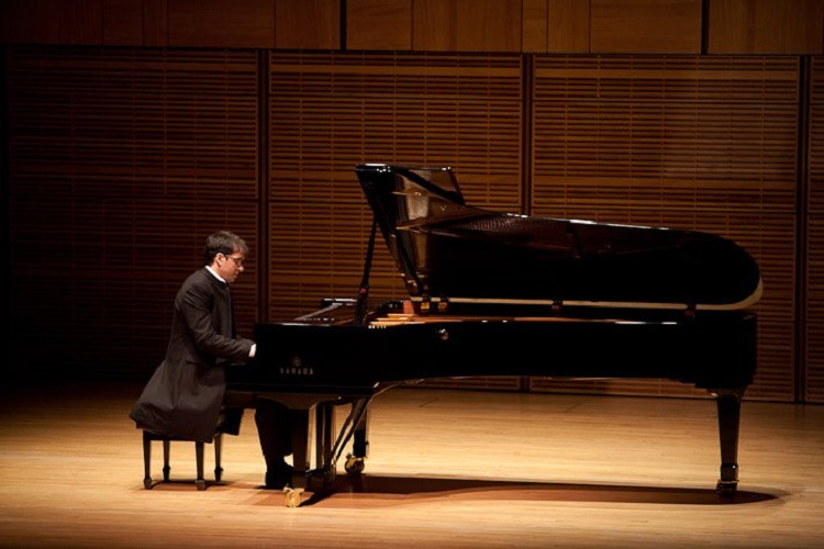Le jeune pianiste marocain Marouan Benabdallah anime avec brio un concert à Rome