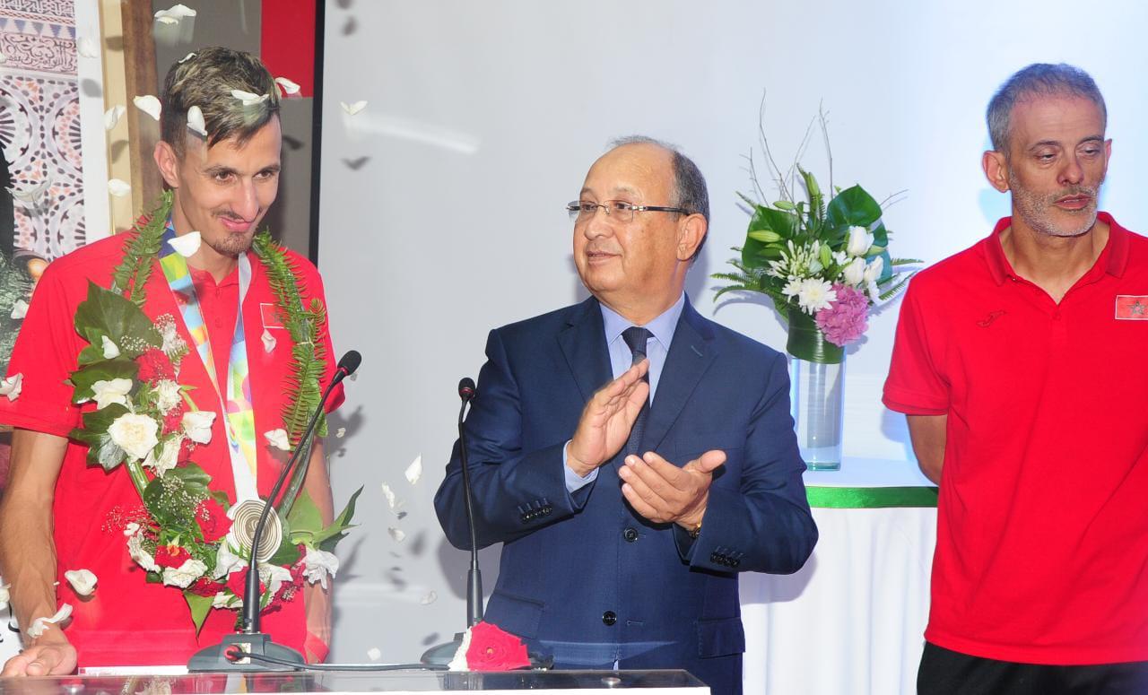 Le champion olympique et du monde Soufiane El Bakkali aux côtés du président de la FRMA, M. Abdeslam Ahizoune, et son entraineur, M. Karim Tlemsani. Ph. Nidal