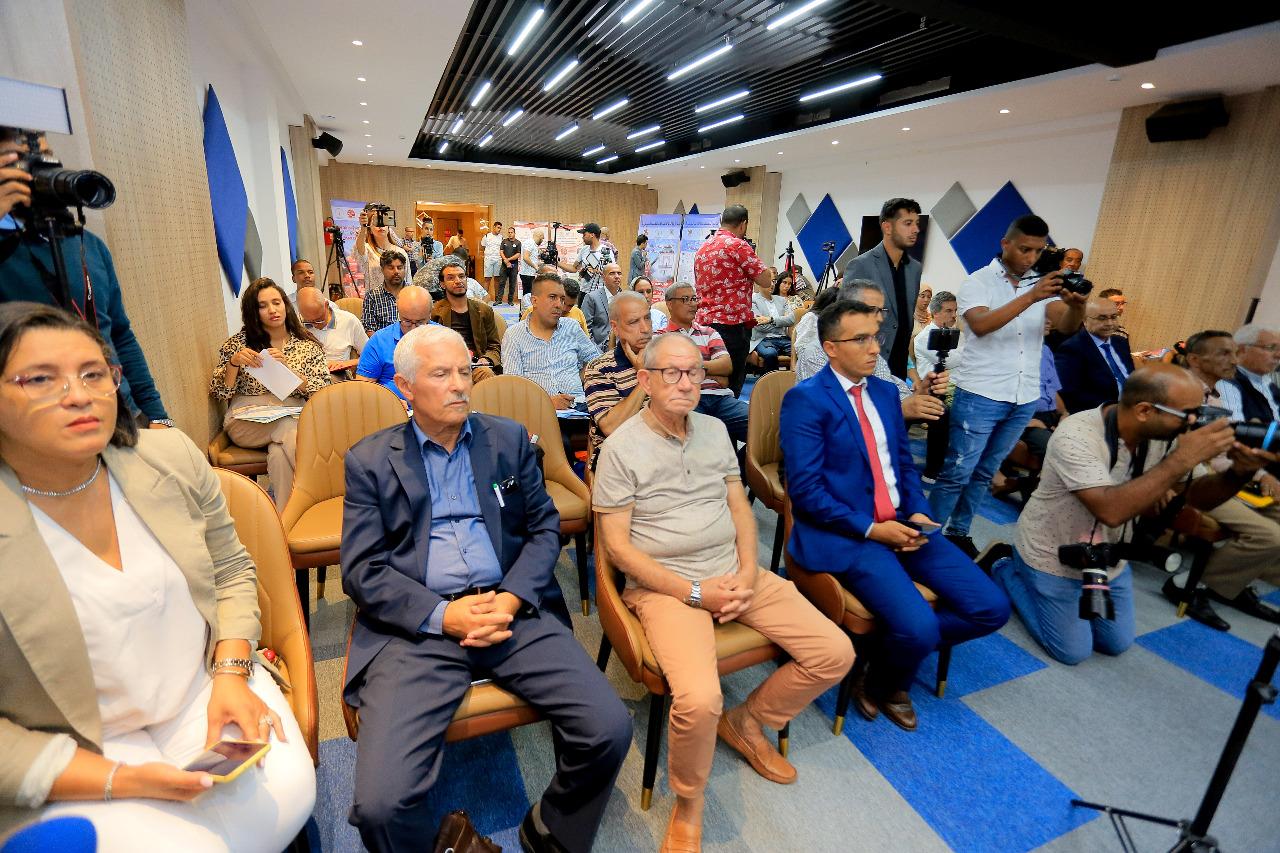 La salle de conférence de presse archicomble.