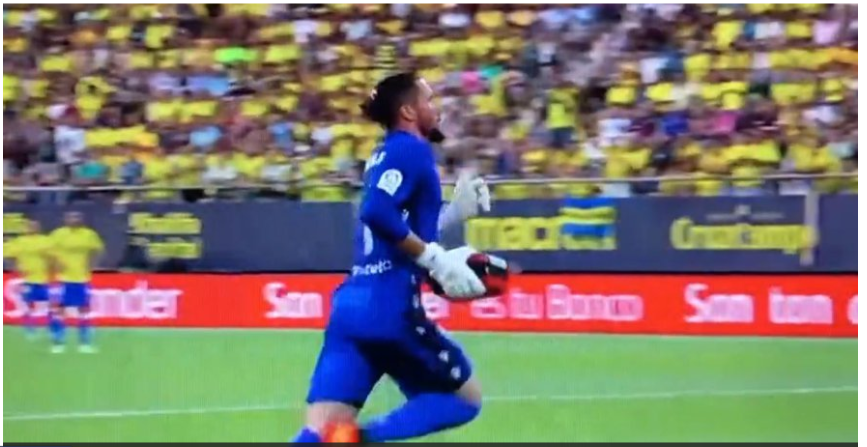 Liga : Cadix-Barça (0-4)  Le gardien de but de Cadix au secours d’un supporter victime d’un malaise cardiaque en tribunes ! Liga : Cadix-Barça (0-4)  Le gardien de but de Cadix au secours d’un supporter victime d’un malaise cardiaque en tribunes !