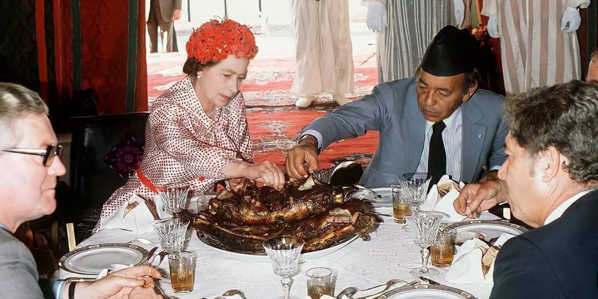 Quand la Reine Elizabeth II a mangé avec les doigts. Photo: droits cédés.