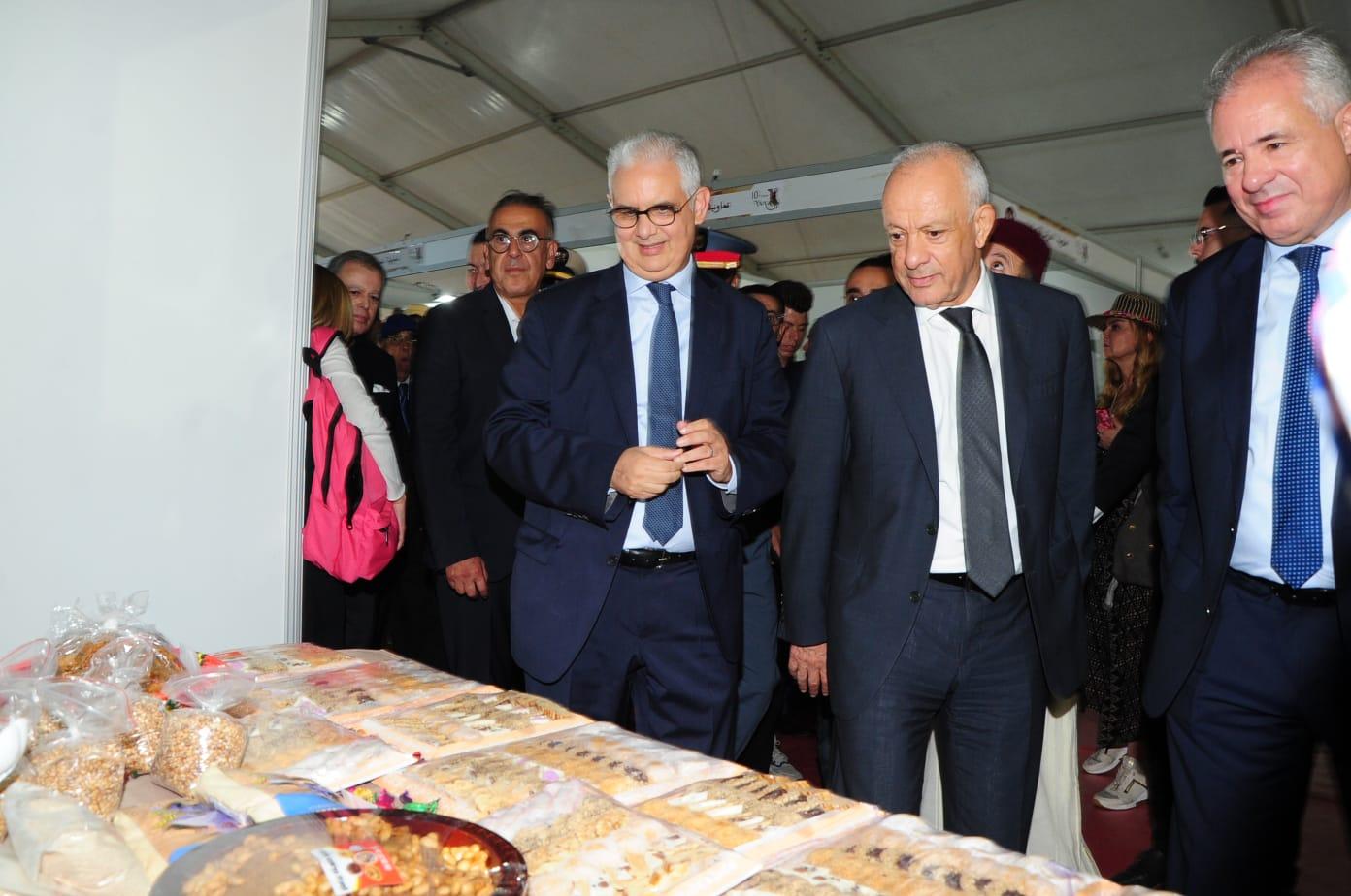 Le ministre de l'Équipement et de l'eau, Nizar Baraka et le wali de la région Tanger-Tétouan-Al Hoceima, Mohamed Mhidia, en visite de l'exposition de produits de terroir et d'artisanat. Ph. Nidal