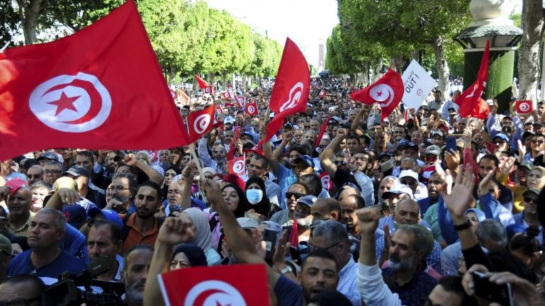 Tunisie : Manifestations et affrontements à Tunis et grève générale à Zarzis