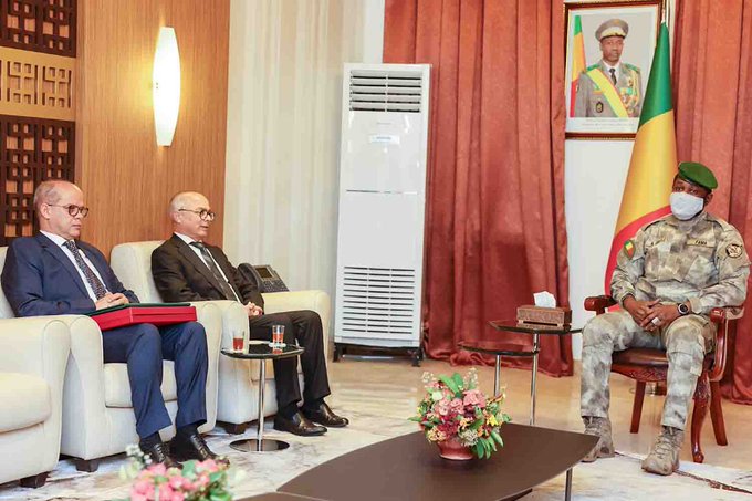 Le Président de la transition au Mali reçoit Chakib Benmoussa