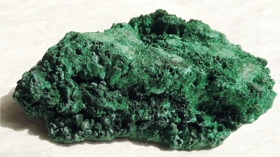 Pierre brute naturelle malachite verte soyeuse.