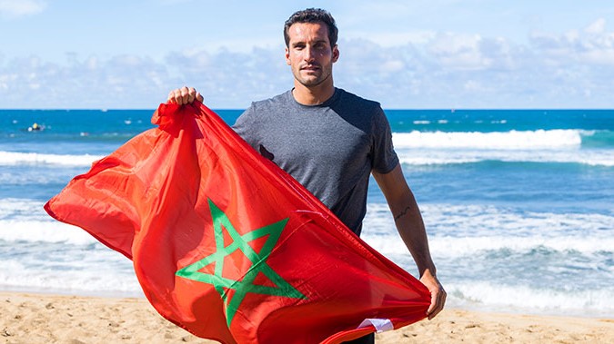 Interview avec Ramzi Boukhiam, champion de surf : «La fameuse pipeline de Hawaï est le rêve pour tout surfeur»