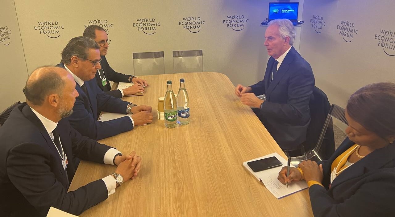Davos : Aziz Akhnnouch s'entretient avec Toni Blair
