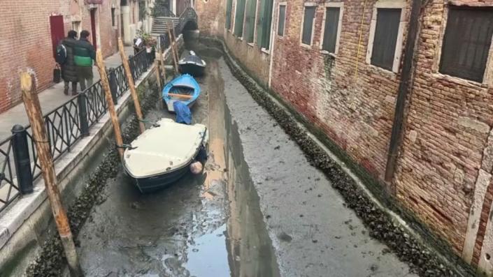 Sécheresse :  A Venise, les gondoles en cale sèche