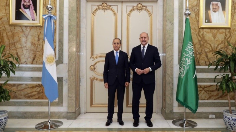 Le gouverneur Omar Perotti avec l'ambassadeur du Maroc en Argentine, Fares Yassir, lors de la dernière réunion de l'ambassade d'Arabie saoudite. Le gouverneur Omar Perotti avec l'ambassadeur du Maroc en Argentine, Fares Yassir, lors de la dernière réunion de l'ambassade d'Arabie saoudite.