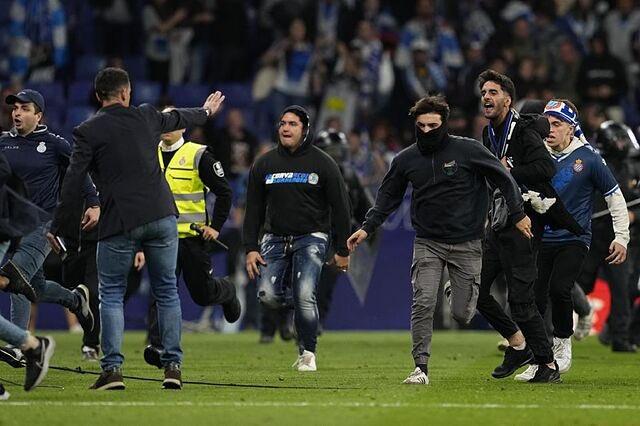 Liga : Les joueurs du Barça chassés par des supporters mécontents de l'Espanyol vers les vestiaires