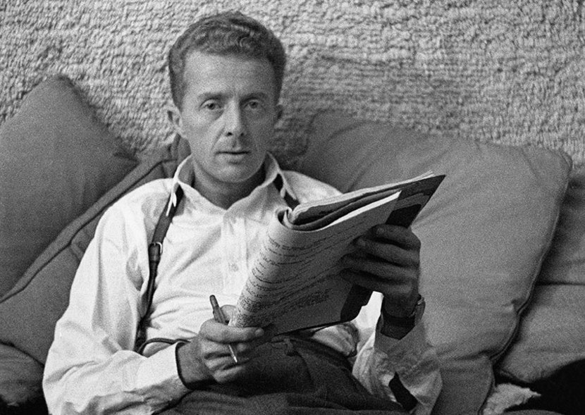 Paul Bowles ( 30 décembre 1910 - 18 novembre 1999 ) est un compositeur, écrivain, et voyageur américain.