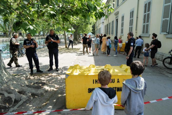 France : Attaque au couteau à Annecy: cinq blessés dont quatre enfants en bas âge France : Attaque au couteau à Annecy: cinq blessés dont quatre enfants en bas âge