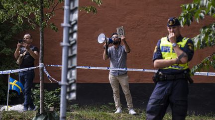 Autodafé du Saint Coran en Suède : La Ligue islamique mondiale condamne "un crime odieux et provocateur"