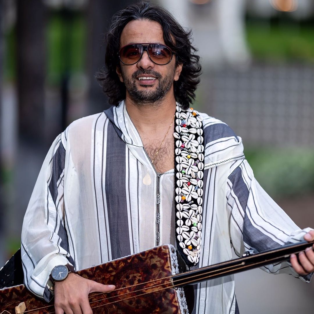Interview avec l’artiste Fehd Benchemsi : « La musique Gnaoua transcende les frontières et touche le cœur de chacun »