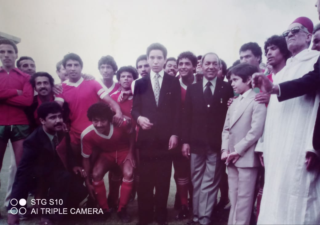 Aux côtés de Feu le Roi Hassan II en 1980 lors de la finale de la Coupe du Trône qui opposa l'USK au MAS.
