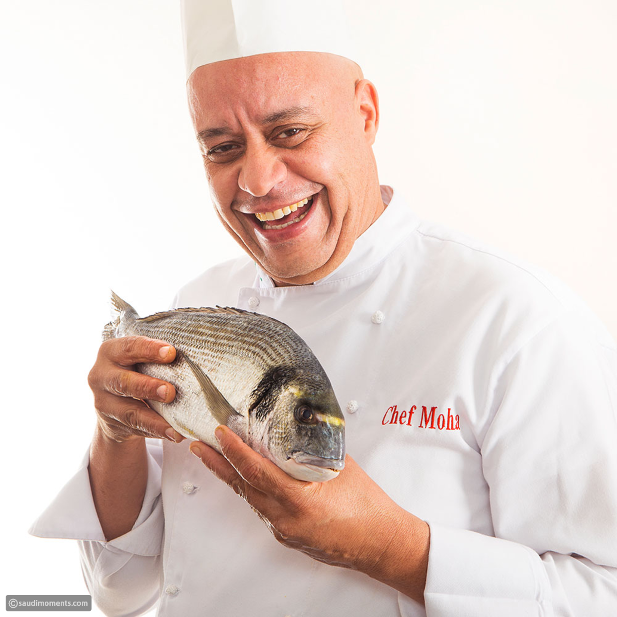 Pour en savoir plus sur les origines des viandes séchées à la Marocaine, nous avons tendu le dictaphone à Chef Moha, grand chef cuisinier, porte-drapeau de la cuisine marocaine et animateur de plusieurs émissions à succès.