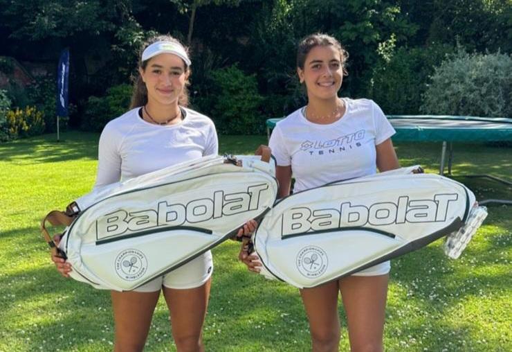 Nos deux filles dans les jardins de Wimbledon.