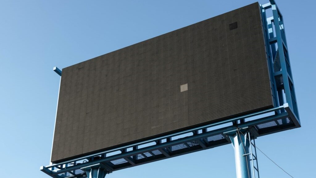 Tifelt: Des panneaux publicitaires délabrés inquiétent les habitants
