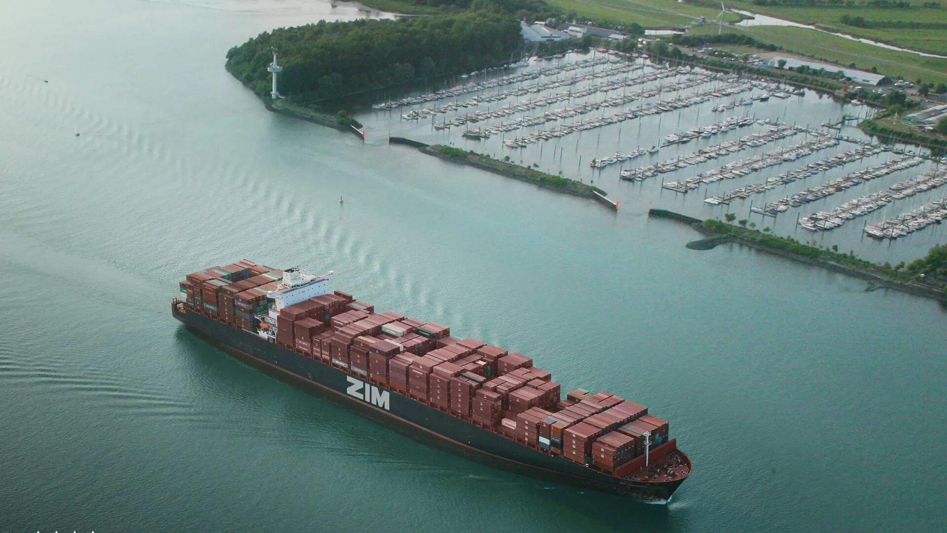 Zim, une entreprise de transport maritime israélienne, basée à Haïfa. Zim, une entreprise de transport maritime israélienne, basée à Haïfa.