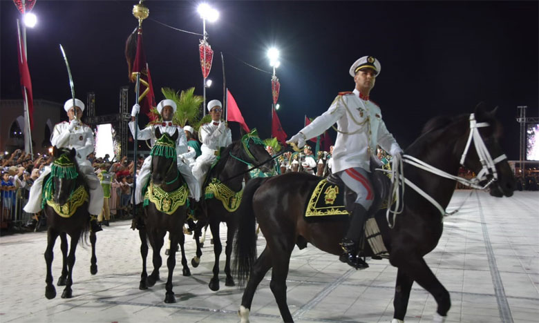 Fête du Trône: la traditionnelle retraite aux flambeaux de la Garde royale illumine les artères de M'diq