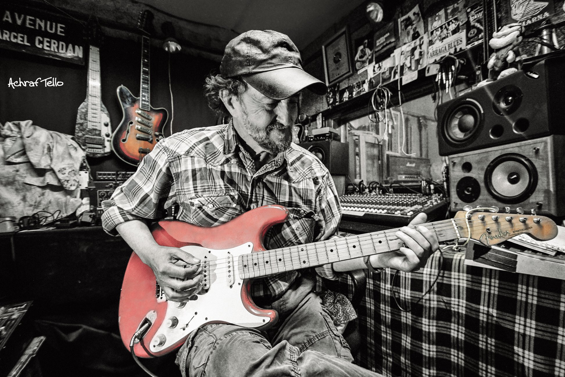Le guitariste-auteur-compositeur Lotfi Attar est membre-fondateur et emblème du groupe.