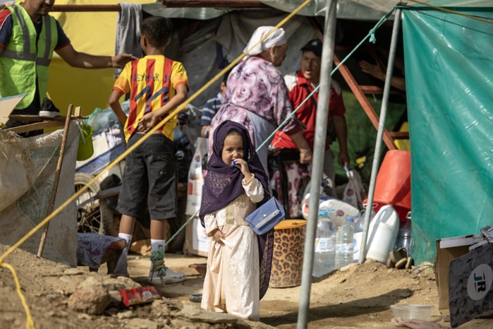 Le miracle, c’est aussi celui de cette fille qui au milieu des décombres et du haut de son innocence, se permet la coquetterie (Photo AFP)