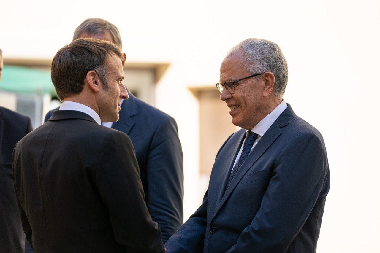 Le président français, Emmanuel Macron, serrant la main d'Abdellatif Loudiyi, Ministre délégué auprès du Chef du gouvernement chargé de l’administration de la Défense nationale.