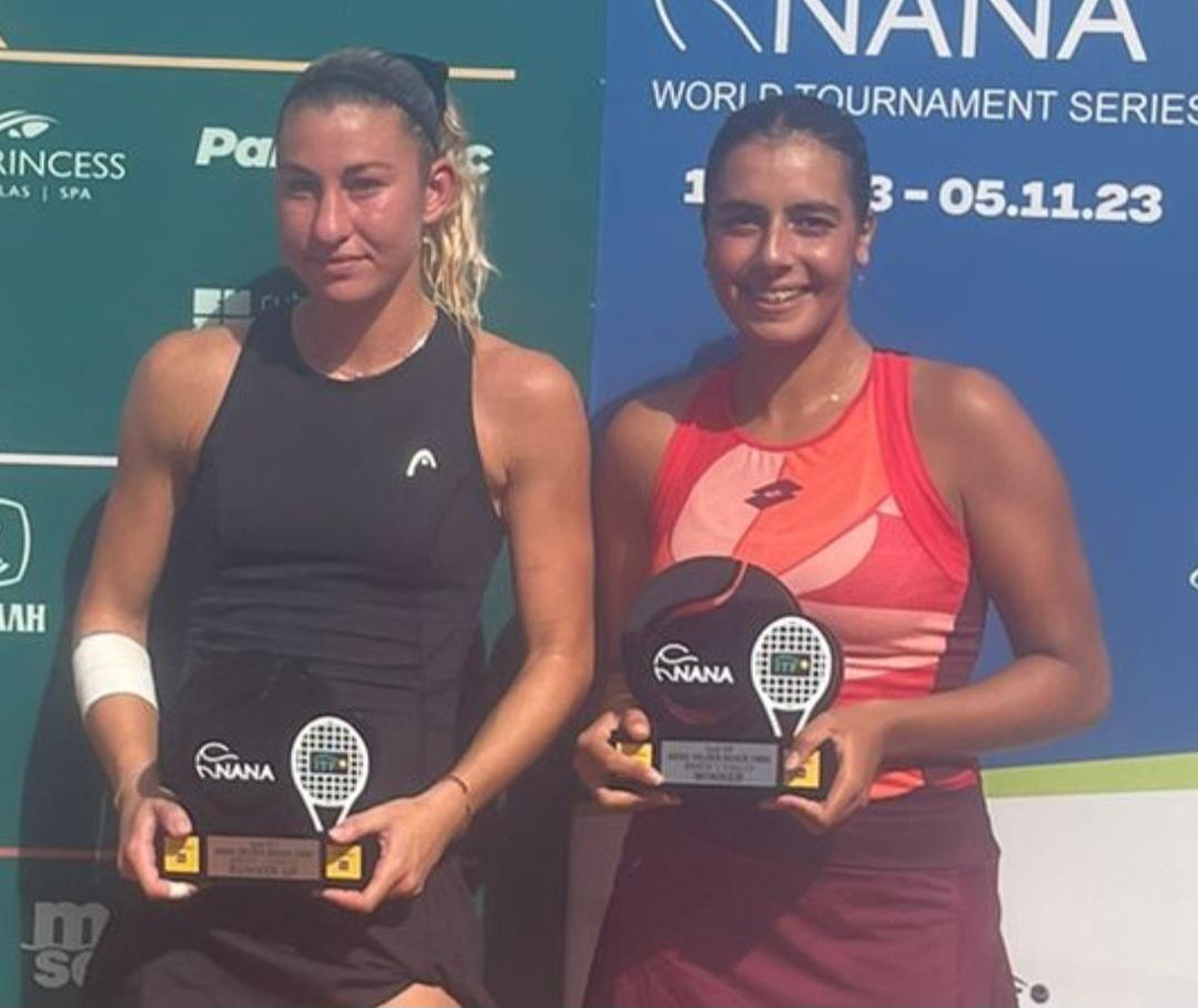 Aya aux côtés de sa rivale l'Espagnole Claudia Hoste Ferrer.