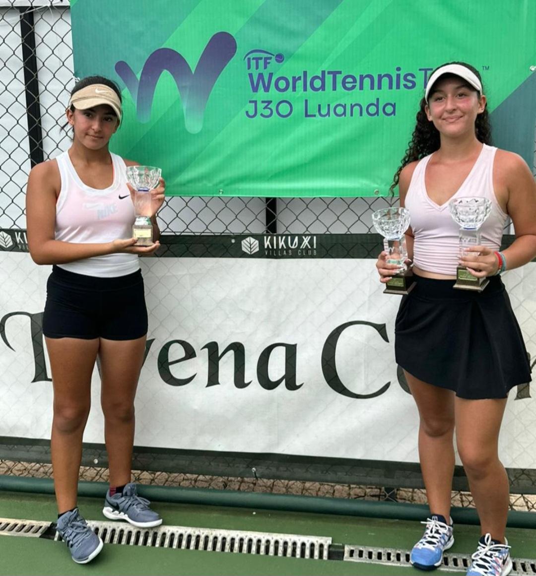 Les sœurs Camélia et Sofia posant avec leurs sacres, en simple et en double. Les sœurs Camélia et Sofia posant avec leurs sacres, en simple et en double.