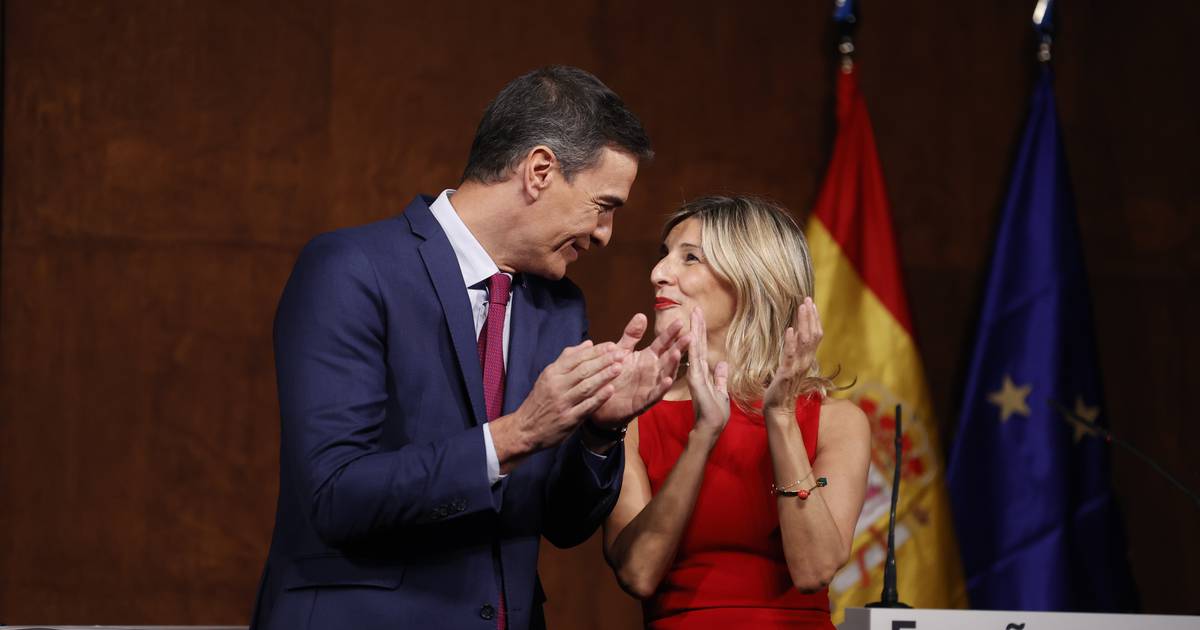 Pedro Sánchez et Yolanda Díaz scellent l’accord pour une nouvelle coalition.