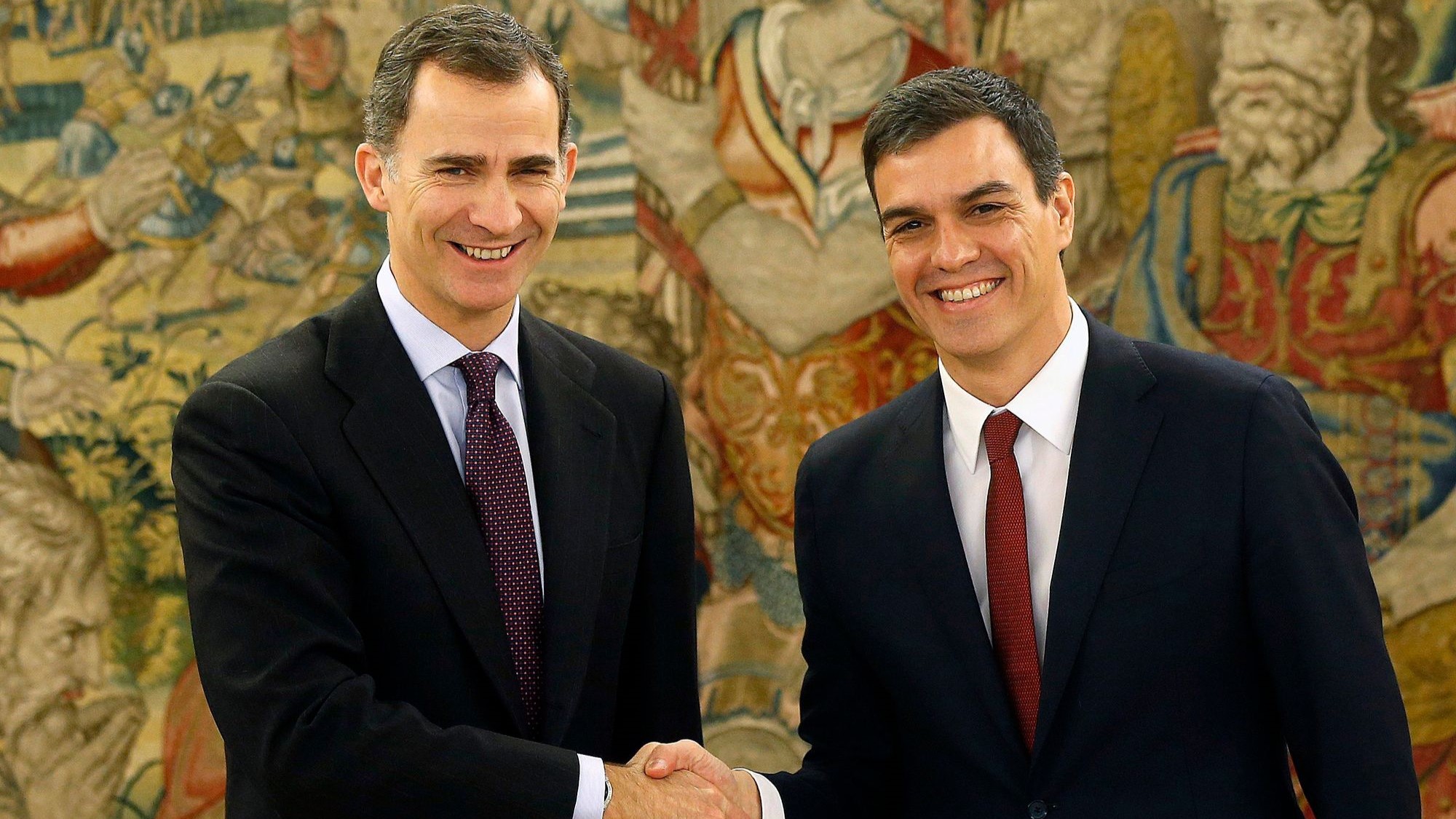 Pedro Sanchez prête serment devant le Roi Felipe VI d'Espagne après son investiture au Parlement 