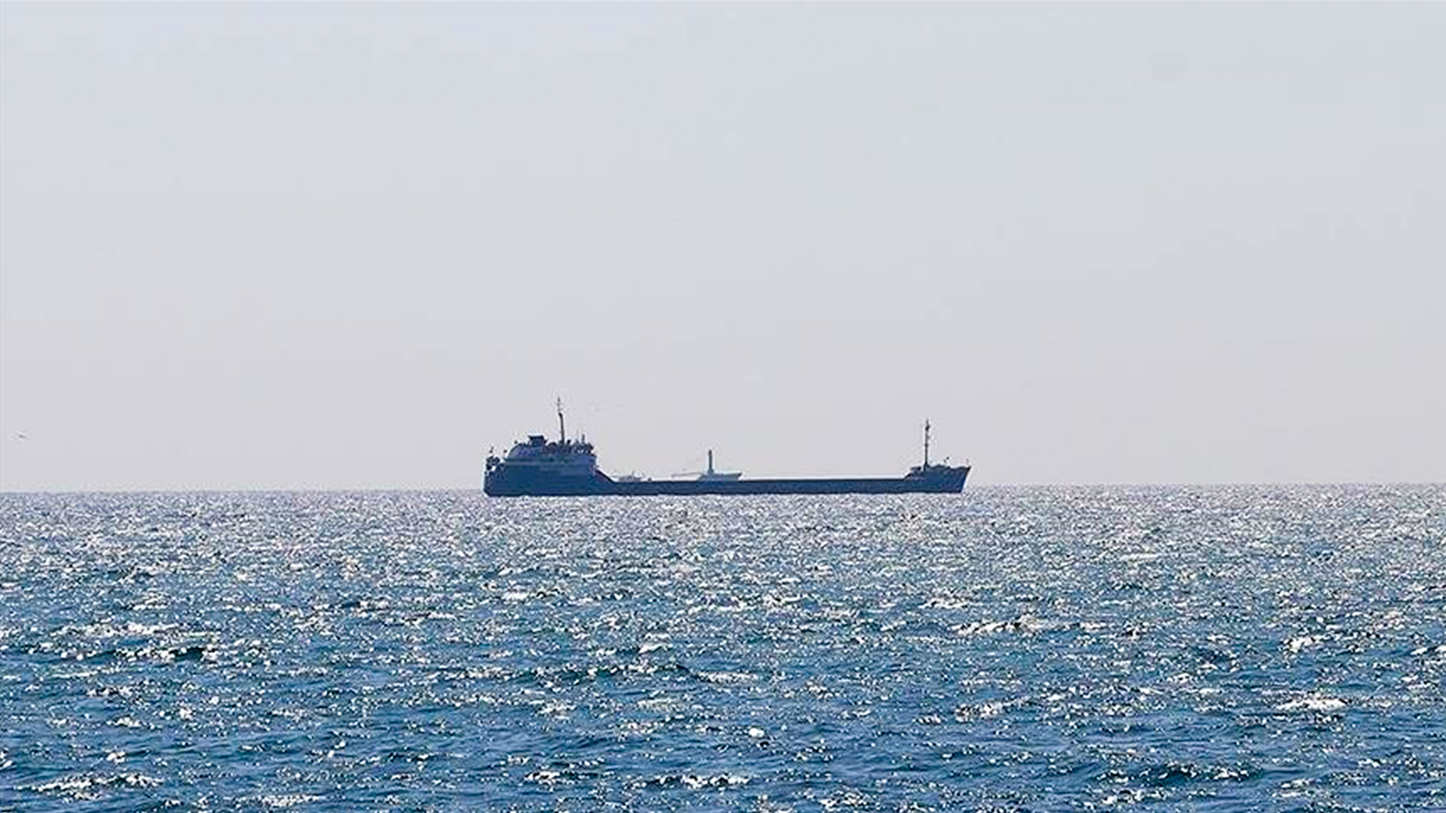 Alertes aux explosions après des attaques de drones et de missiles houthis contre des navires Alertes aux explosions après des attaques de drones et de missiles houthis contre des navires