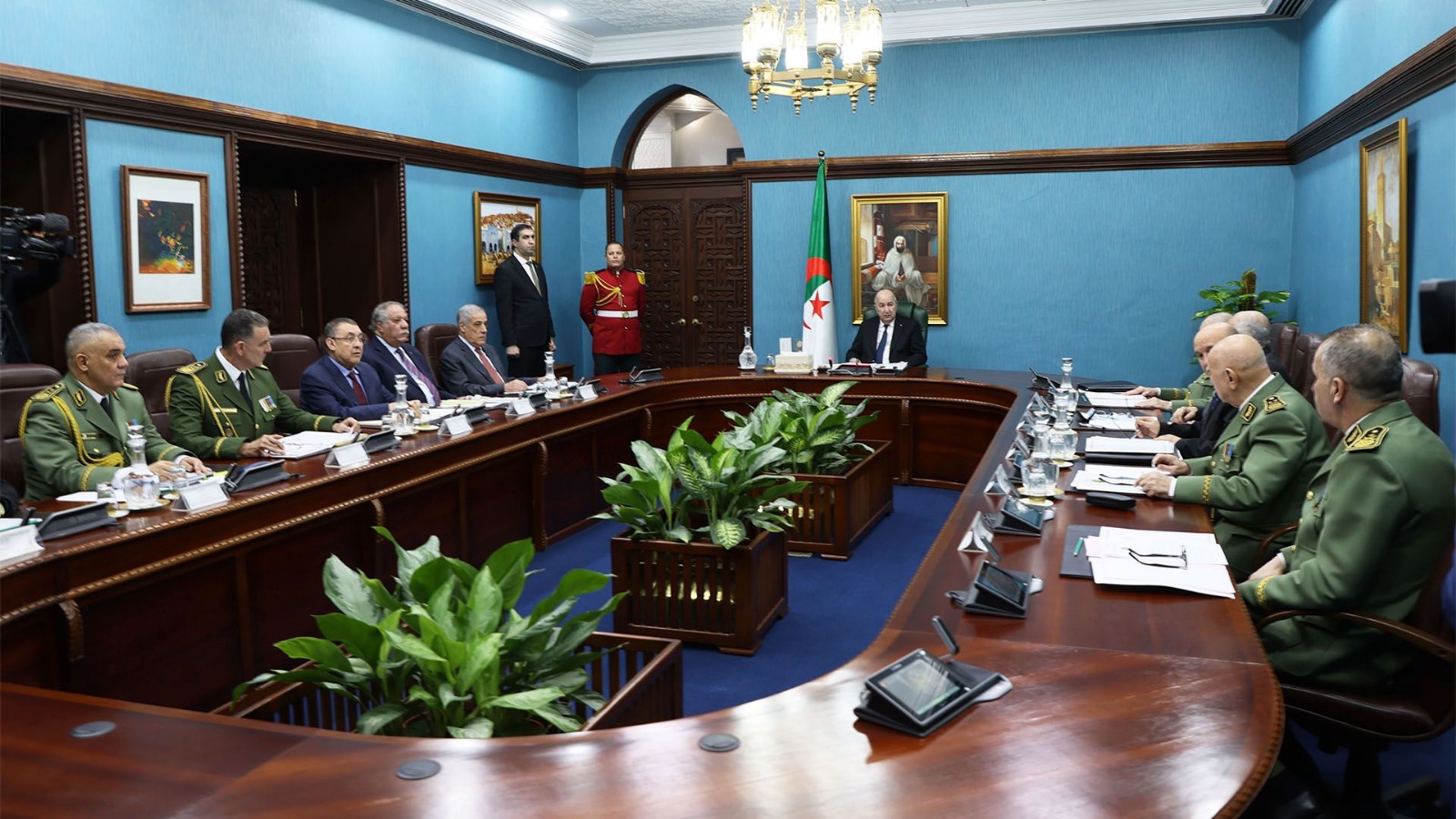 Algérie : L’invité surprise de la réunion du Haut Conseil de Sécurité Algérie : L’invité surprise de la réunion du Haut Conseil de Sécurité