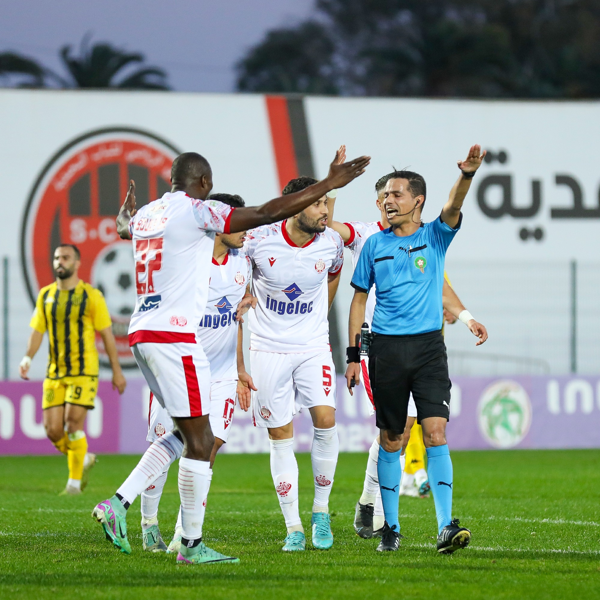 une scène récurrente lors du  match WAC-MAS