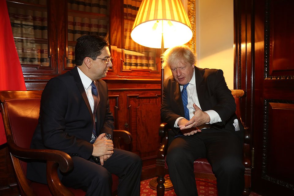 Le ministre des Affaires étrangères, Nasser Bourita, aux cotés de l'ex Premier ministre britannique, Boris Johnson lors d'un tête à tête informel.