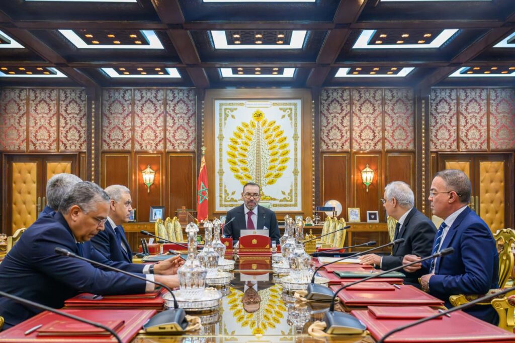 Sa Majesté le Roi Mohammed VI présidant une séance de travail consacrée à la problématique de l’Eau.