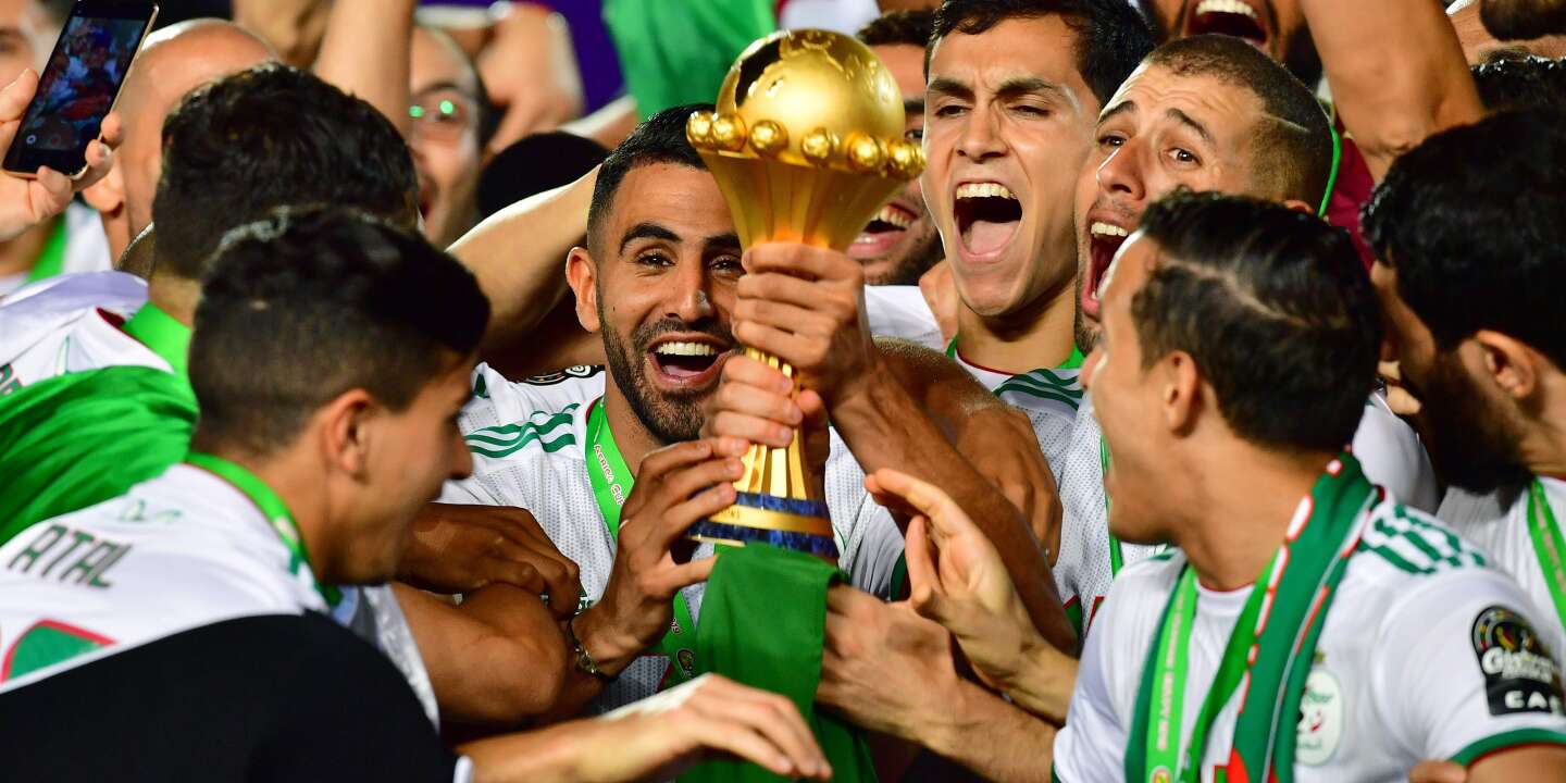 Riyad Mahrez et ses coéquipiers exultent de bonheur après leur victoire au Caire. Riyad Mahrez et ses coéquipiers exultent de bonheur après leur victoire au Caire.