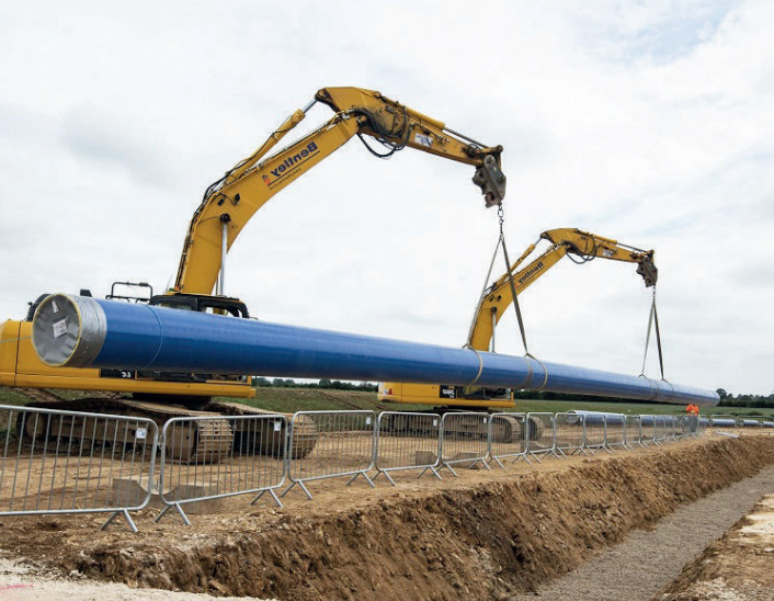 Des tubes en acier pour la construction de l’autoroute de l’eau.