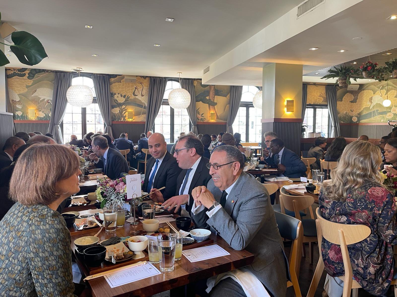 Youssef Amrani en compagnie de plusieurs diplomates, dont le Secrétaire d'Etat adjoint pour l'Afrique du Nord, Joshua Harris pendant un déjeuner de travail.