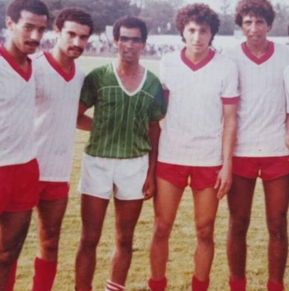 Le cadre national Jamal Fethi ,le 2e à partir de la droite, lorsqu'il défendait les couleurs de Chabab Sakia El Hamra au début des années 80. Il était professeur d'EPS au lycée Hassan II de Laâyoune