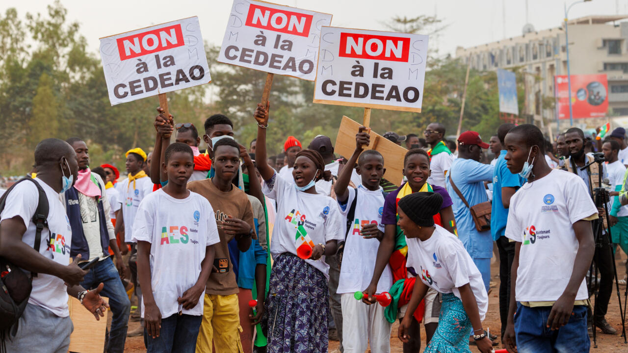 Réunion en urgence de la CEDEAO à Abuja après une série de crises dans la région Réunion en urgence de la CEDEAO à Abuja après une série de crises dans la région