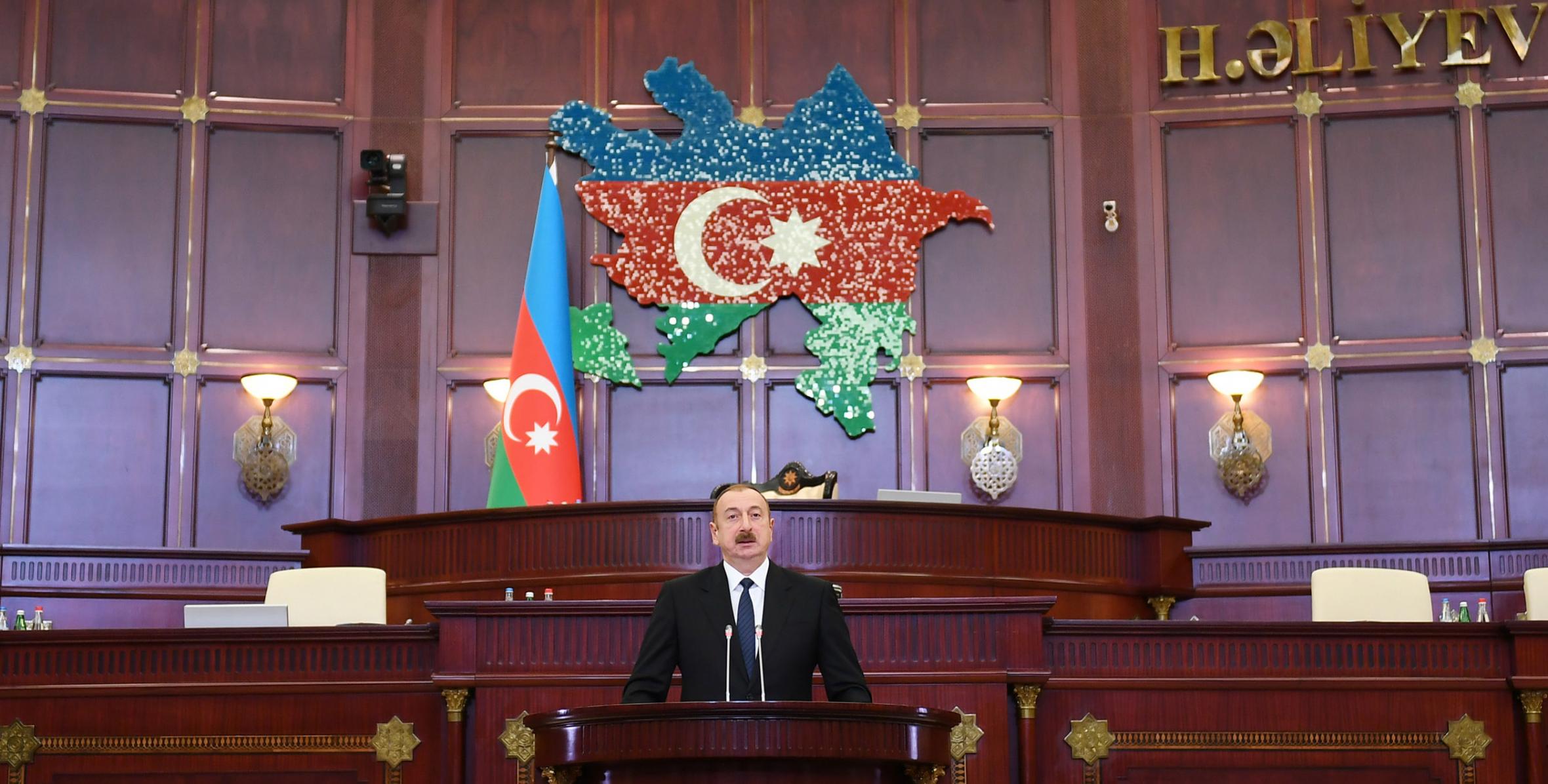Azerbaïdjan : Après sa réélection, le président Ilham Aliyev prête serment sur le Coran 