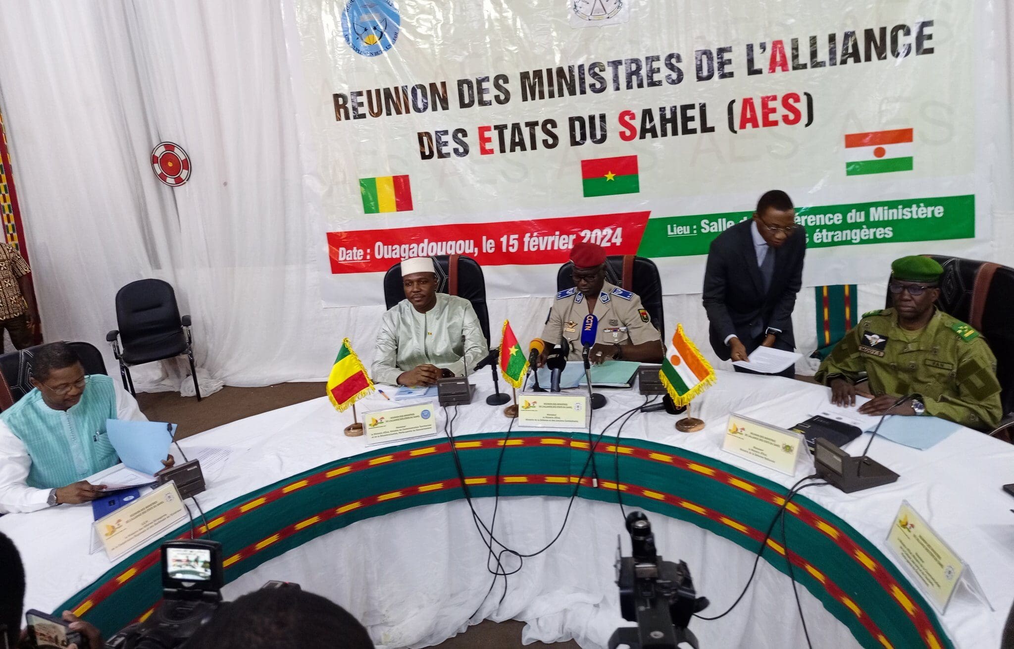 Burkina, Mali, Niger: réunion de ministres à Ouagadougou pour créer une confédération Burkina, Mali, Niger: réunion de ministres à Ouagadougou pour créer une confédération