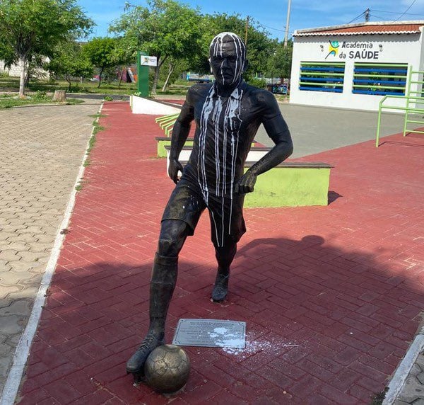 Dani Alvès :  Sa statue bientôt déboulonnée !