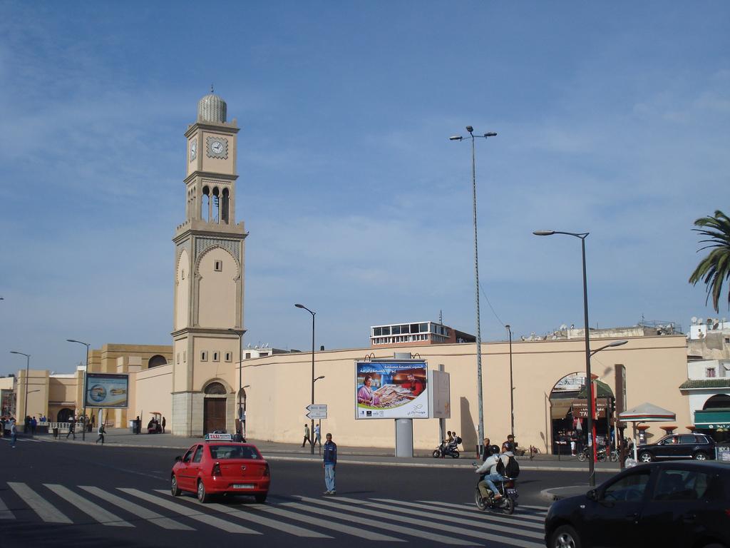 La Tour de l'Horloge de Casablanca : quand un phare imposant embrasse le temps et la vie sociale