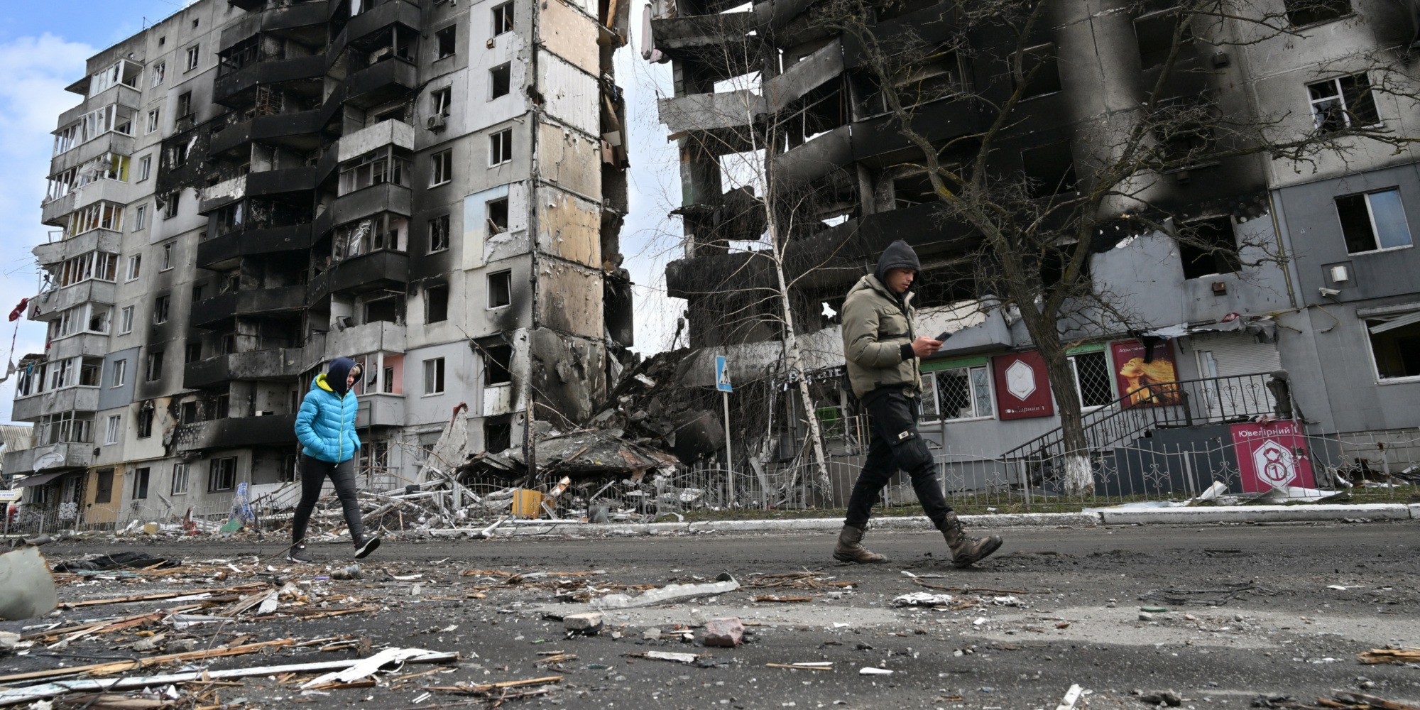 Ukraine: trois civils tués, 12 blessés dans des frappes dans l'Est